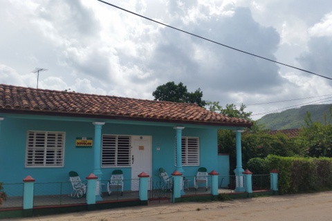 Frente_de_la_Casa_Dovales_en_la_ciudad_de_Viñales_en_Cuba